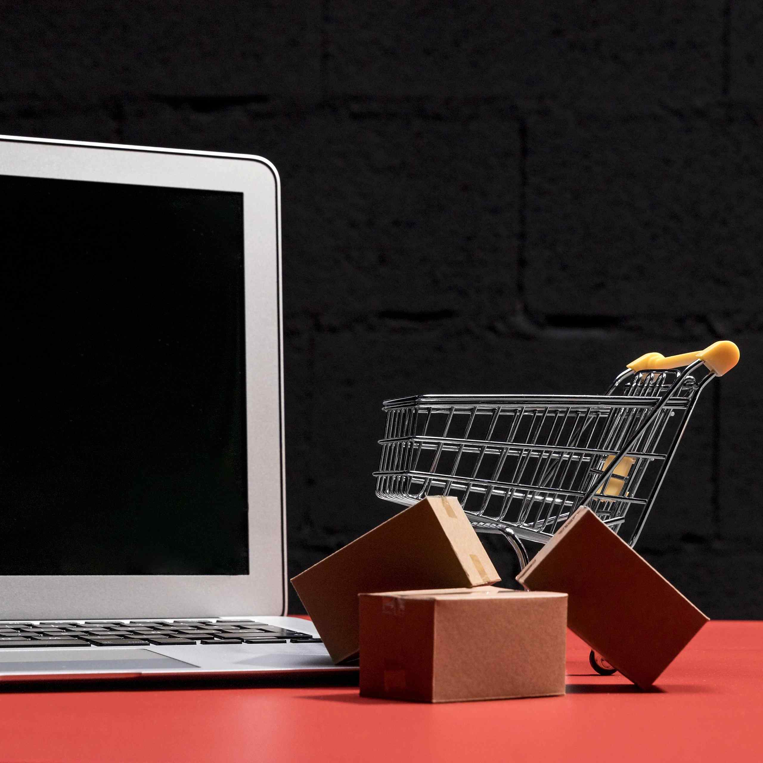 E-Ticaret Web Sitesi Oluştururken Nelere Dikkat Etmelisiniz? 1 front view online shopping concept scaled